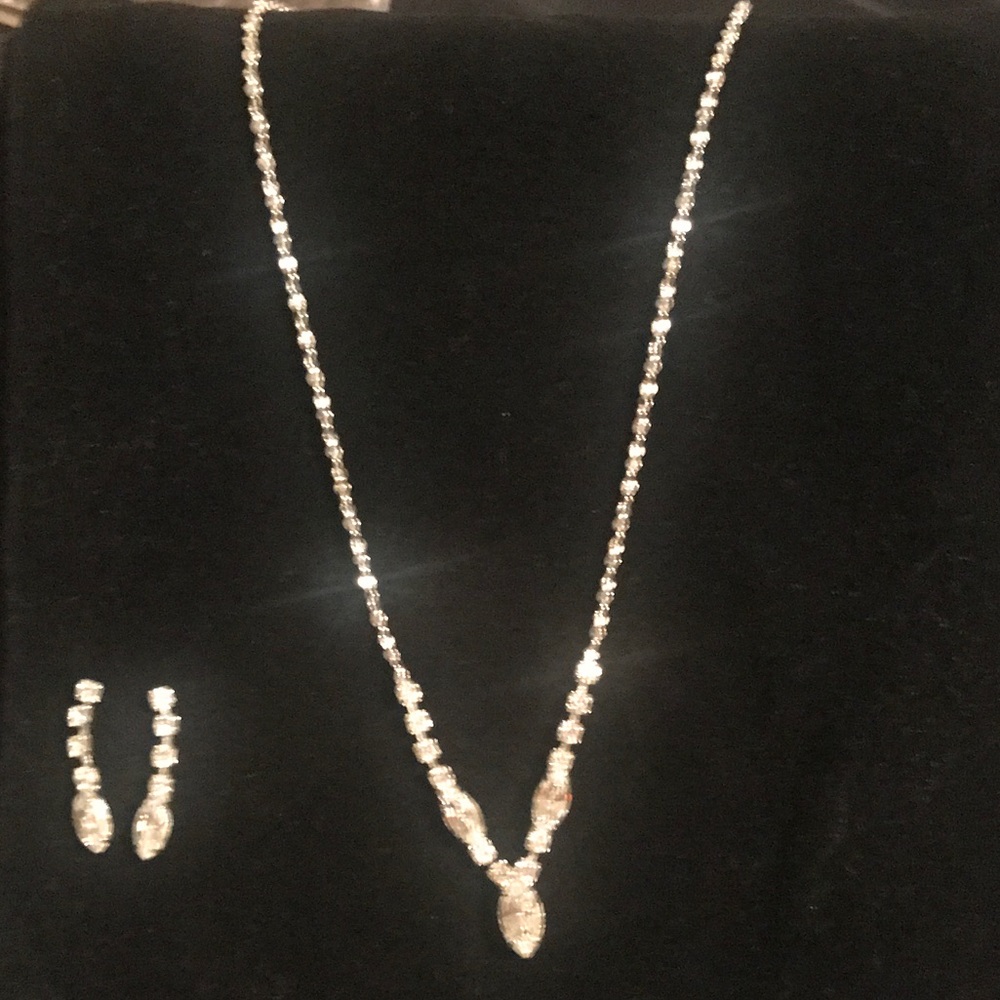 Gorgeous Diamond like Necklace with earrings